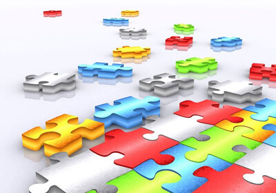 一片绿油油的小草，生长在一个凹陷的石缝中。这片小草看起来那么弱小，却在那里顽强地挣扎着，试图向上生长